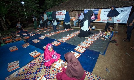 Rumah Zakat Salurkan Paket Ramadhan di Purwakarta