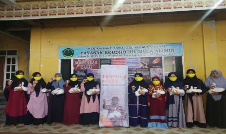 Rumah Zakat salurkan Sedekah Pangan untuk 300 santri.