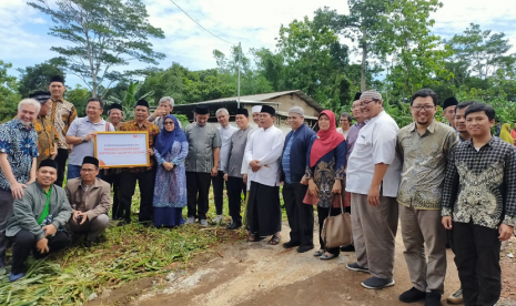 Rumah Zakat serah terima sumur wakaf air bersih.