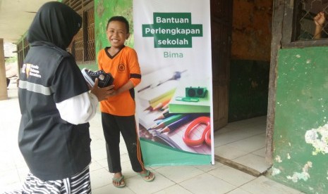 Rumah Zakat serahkan bantuan sepatu untuk pelajar di Bima, NTB.