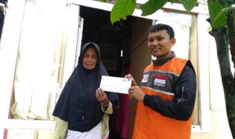 Rumah Zakat Sumatra Barat menyalurkan bantuan pendidikan untuk Salsabila.