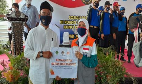 Rumah Zakat sumbang sembako dan masker untuk korban gempa.