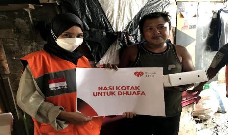 Rumah Zakat Surabaya menyalurkan paket nasi kotak yang merupakan amanah dari donatur yang menunaikan kafaratnya, beberapa waktu lalu.