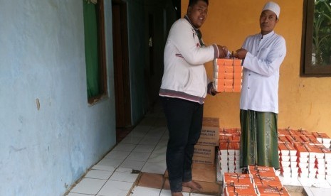 Rumah Zakat Tangerang bersama Relawan Nusantara Tangerang menyalurkan Paket Berbagi Buka Puasa (BBP) di Pesantren Ibtidaul Hasan