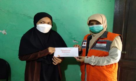 Rumah Zakat telah menyalurkan bantuan pendidikan yang merupakan amanah dari salah seorang donatur. Bantuan tersebut disalurkan pada Sabtu (06/11) kepada dua orang anak juara yakni Diah dan Windy.