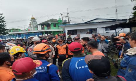 Rumah Zakat terjunkan relawan ke lapangan bantu korban banjir Sukabumi.