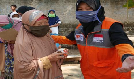 Rumah Zakat terus berupaya membantu dengan menyalurkan Superqurban yang terdiri dari 32 paket rendang kambing, 120 paket kornet kambing dan 10 dus minuman serbuk okky flur. Sebanyak 6 relawan Rumah Zakat turun langsung untuk menyalurkan bantuan ke rumah warga di 4 RT, Senin (7/9).