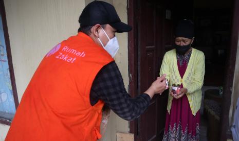 Rumah Zakat terus berupaya membantu masyarakat yang membutuhkan di daerah terpencil. Kali ini Rumah Zakat Menggandeng RK TIM dengan menyalurkan 600 Paket Kornet dan Rendang Superqurban di Cisewu Kabupaten Garut serta Cimaung Kabupaten Bandung.