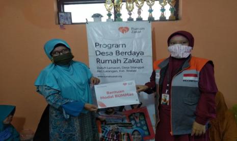  Rumah Zakat terus berupaya memberdayakan masyarakat salah satunya melalui bantuan modal usaha. 