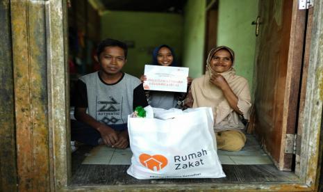 Rumah Zakat terus hadir di tengah masyarakat untuk memberikan bantuan yang dibutuhkan, termasuk dibulan Ramadhan. Kali ini, Rumah Zakat menyalurkan 20 paket Bingkisan Lebaran Keluarga (BLK) kepada penerima manfaat di Desa Bayur, Kamis (20/4).