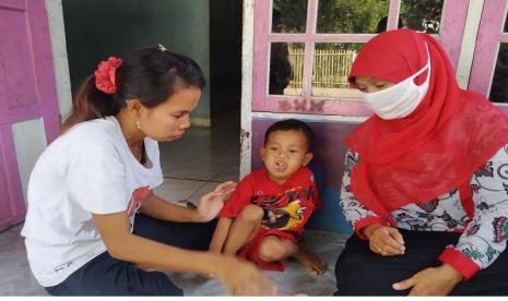 Rumah Zakat terus melakukan pendampingan secara intensif kepada Penerima Manfaat Program Desa Bebas Stunting di Desa Berdaya Kubangsari. Hal ini dilakukan agar balita yang menjadi sasaran program dapat segera keluar dari garis merah stunting. Salah satunya dengan meningkatkan frekuensi pemberian bantuan makan bergizi kepada balita sasaran.