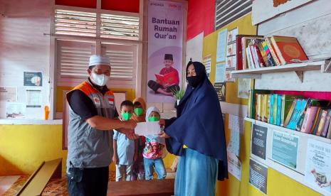 Rumah Zakat terus memberikan bantuan untuk memaksimalkan kegiatan pemberdayaan yang ada di desa berdaya, salah satunya desa berdaya Tanah Patah. Dalam kesempatan tersebut, Rumah Zakat menyalurkan bantuan sarana dan prasana serta makanan ringan melalui Program Rumah Quran, Ahad (19/9).