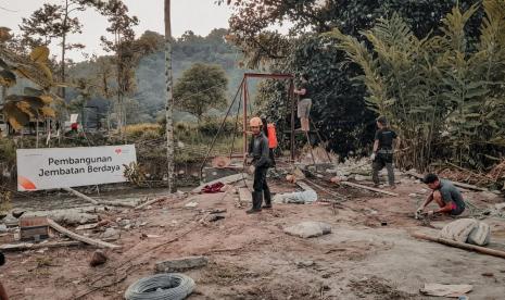 Rumah Zakat terus mendampingi dan membantu masyarakat Luwu Utara pasca terjadi Banjir Bandang beberapa bulan lalu. Kini tim Rumah Zakat Action membangun Jembatan Gantung yang di Operatori oleh tim Sinergy Foundation di Desa Maipi, Kecamatan Masamba, Kabupaten Luwu Utara.