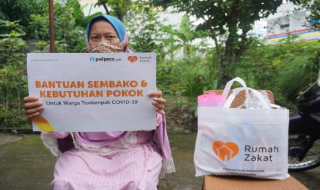  Rumah Zakat terus menyalurkan program Kebahagiaan Ramadhan #DimulaiDariKita. Kali ini, tim Rumah Zakat Palembang menyalurkan Bingkisan Lebaran Keluarga (BLK) dan Kado Lebaran Yatim (KLY) di Rumah Ketua RT 09 RW 02 Jalan RW Monginsidi, Kelurahan Kalidoni Kota Palembang, Rabu (6/5).