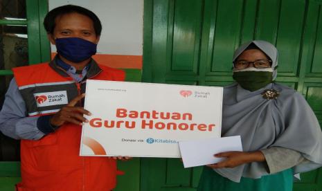 Rumah Zakat yang bekerja sama dengan Kitabisa.com memberikan bantuan kepada guru honorer.