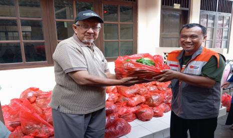 Rumah Zakat Yogyakarta memborong sayuran dari petani untuk dibagikan kepada para jamaah masjid, pondok pesantren, panti asuhan, dan masyarakat yang membutuhkan di wilayah Yogyakarta.