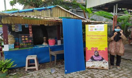 Rumah Zakat ZIS Indosat menyalurkan bantuan sarana dan modal usaha kepada salah seorang Penerima Manfaat yang ada di Desa Berdaya Sungai Miai, Banjarmasin, Rabu (16/6) sore.