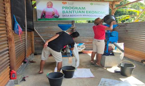 Penggilingan Padi (Ricemill) “Arto Lumintu” adalah salah satu unit usaha dari KUBE Petani Berdaya binaan Rumah Zakat yang sudah beroperasi dan berada di desa Berdaya Manggungsari, Kecamatan Weleri, Kabupaten Kendal Jawa Tengah.  Pendirian Ricemill ini tidak lepas dari support UPZ Permata Bank Syariah melalui program ekonomi berupa bantuan modal yang digulirkan Kepada penerima manfaat yang tergabung dalam KUBE Petani Berdaya di desa Berdaya Manggungsari, Kabupaten Kendal, Jawa Tengah.