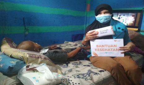 Tim Rumah Zakat kembali berbagi kebahagiaan dengan menyalurkan bantuan kesehatan. Kali ini, bantuan diberikan kepada Fajar seorang anak penderita tumor rahang yang beralamat di Kampung Cimanggis, Kecamatan Cimanggis, Depok pada Jum’at (16/4).