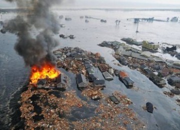 Rumah-rumah yang ditelan tsunami dan terbakar di Sendai, Jepang