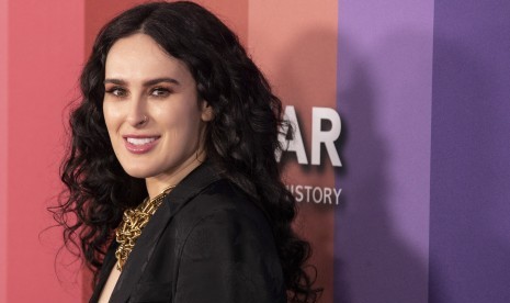 Rumer Willis, putri sulung Bruce Willis dari pernikahannya dengan Demi Moore. Rumer mengunggah ke Instagram Stories foto-foto kenangan bersama ayahnya.