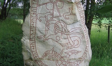 Runestone diukir 1.200 tahun lalu sebagai peninggalan bangsa Viking di Swedia. Foto: Runestone 