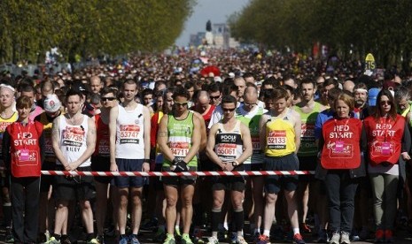 Runners observe a moment of silence before the start of the London Marathon in Greenwich, southeast London April 21, 2013. 