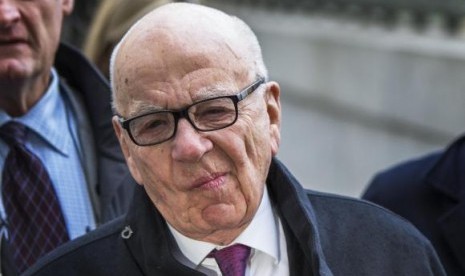 Rupert Murdoch, the chairman of News Corp and 21st Century Fox, arrives at New York State Supreme Court with his lawyers in New York, November 20, 2013.