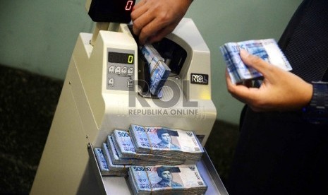 Rupiah Semakin Melemah: Teller menghitung uang rupiah di Banking hall Bank Mandiri, Jakarta.