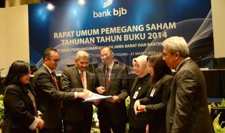 RUPST BJB: Dari kiri ke kanan, Diektur Konsumer Bank BJB Fermiyanti, Direktur Mikro Agus Gunawan, Komisaris Independen Klemi Subiyantoro, Direktur utama Ahmad Irfan, Direktur Keuangan Nia Kania, Direktur Komersial Suartini, dan Direktur Oprasional Benny Sa