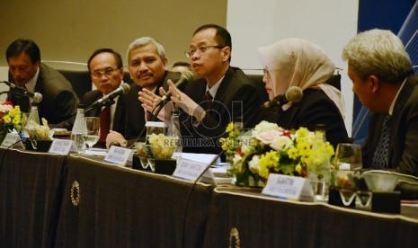 RUPST BJB: Dirut BJB Ahmad Irfan, menyampaikan hasil rapat kepada awak media usai Rapat Umum Pemegang Saham Tahunan (RUPST) Bank BJB Tahun Buku 2014 di Bandung, Selasa (31/3). 