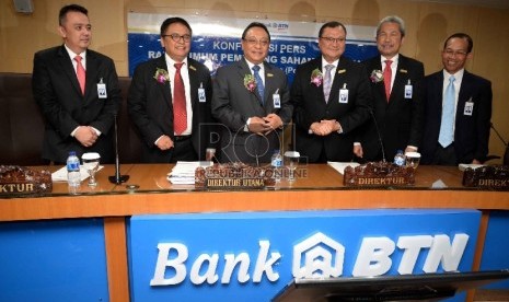 RUPST BTN: (dari kiri-kanan): Direktur Bank BTN Oni Febrianto, Direktur Bank BTN Iman Nugroho Soeko, Direktur Utama Bank BTN Maryono, Direktur Bank BTN Irman Alvian Zahiruddin, Direktur Bank BTN Mansyur S Nasution, dan Direktur Bank BTN Sulis Usdoko usai m