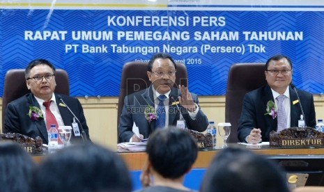 RUPST BTN: Direktur Bank BTN Iman Nugroho Soeko (kiri), Direktur Utama Bank BTN Maryono (tengah), dan Direktur Bank BTN Irman Alvian Zahiruddin memberikan keterangan pers usai melakukan Rapat Umum Pemegang Saham Tahunan (RUPST) Bank Tabungan Negara (BTN) d