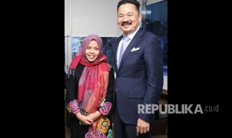 Rusdi Kirana Sambut Siti Aisyah.  Dubes RI untuk Malaysia Rusdi Kirana berfoto dengan Siti Aisyah di KBRI Kuala Lumpur usai sidang di Mahkamah Tinggi Shah Alam, Selangor, Malaysia, Senin (11/3/2019).