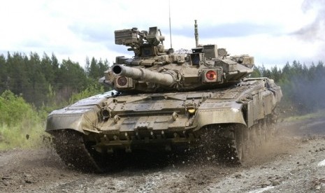 Rusia mengerahkan tank-tank canggih ke Suriah. Tank berjenis T-90 tersebut dikirim untuk meningkatkan kekuatan militer pemerintahan Assad dari serangan para pemberontak. 