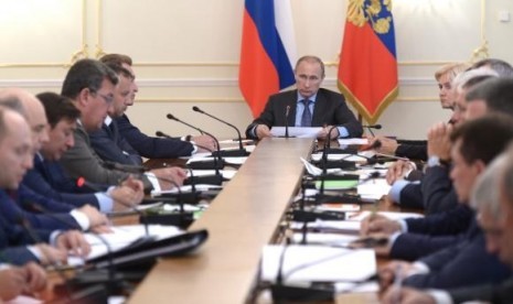 Russia's President Vladimir Putin (center) chairs a government meeting at the Novo-Ogaryovo state residence outside Moscow, July 30, 2014.