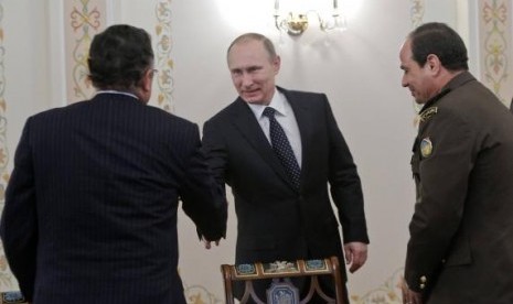 Russia's President Vladimir Putin (center) shakes hands with Egypt's Foreign Minister Nabil Fahmy (left) as Army chief Field Marshal Abdel Fattah al-Sisi looks on during their meeting at the Novo-Ogaryovo state residence outside Moscow, February 13, 2014.