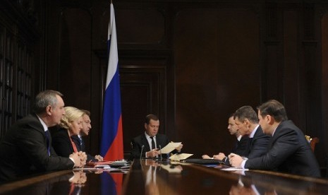 Russia's Prime Minister Dmitry Medvedev (center) meets with his deputies at the Gorki state residence outside Moscow March 18, 2013. The country shifts its foreign policy from its traditional focus to Asia Pacific. (ilustration)