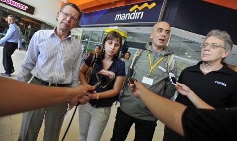 Russian Ambassador to Indonesia Alexander Ivanov (left) explains the chemical reagents sent from Russia, to help the identification process of the Sukhoi's victims, in Jakarta, Saturday. He is accompanied by Russian Forensic team, Andrey Kovalev (second ri