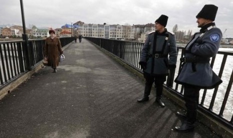 Aparat keamanan Rusia berpatroli di Distrik Adler, Sochi, Rusia.