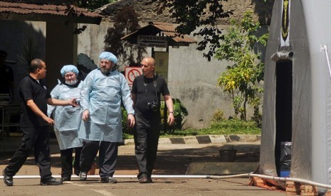 Russian DVI staff are rady to identify Sukhoi victims at Police Hospital in Jakarta, Sunday.  