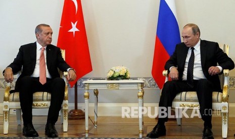 Presiden Rusia Vladimir Putin dan Presiden Turki  Recep Tayyip Erdogan bertemu St. Petersburg, Russia, Selasa (9/8). REUTERS/Sergei Karpukhin