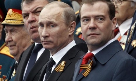 Russian President Vladimir Putin (center) and  Prime Minister Dmitry Medvedev (right) attend the 67th anniversary of the victory over Nazi Germany on Wednesday. (illustration)    