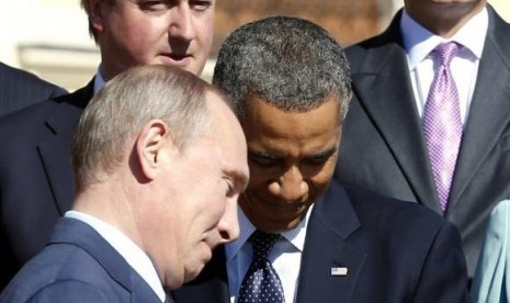 Russian President Vladimir Putin (left) and US President Barack Obama during a group photo at the G20 Summit in St. Petersburg September 6, 2013.  (file photo)