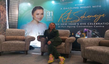 Ruth Sahanaya menggelar konferensi pers jelang konser intimate bertajuk A Dazzling Night With Ruth Sahanaya di Jakarta, Selasa (13/12/2022).