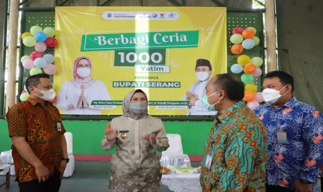 Rutinitas berbagi kebahagiaan dengan ribuan anak yatim setiap tahun terus dilakukan oleh Bupati Serang Ratu Tatu Chasanah bersama jajaran Pemkab Serang. 