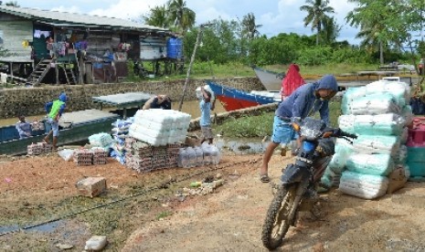 Rutinitas di Pulau Sebatik, Kabupaten Nunukan, Kalimantan Timur.