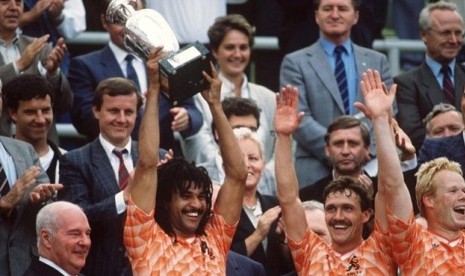 Ruud Gullit mengangkat trofi setelah Belanda memastikan menjuarai Piala Eropa 1988 dengan mengalahkan Uni Soviet 2-0 di partai final. 