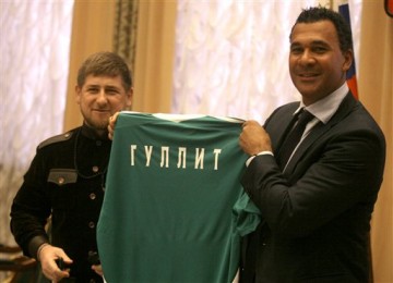 Ruud Gullit menunjukkan kaos bertuliskan Gullit, didampingi pemimpin Checnya, Ramzan Kadyrov, di Grozny, Rabu (9/2).