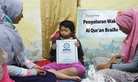 RWI (Rumah Wakaf Indonesia) menyalurkan Al Quran Braile untuk Sasa Salwa, anak berusia 11 tahun penderita tumor otak yang kini sudah tidak bisa melihat. Bantuan diberikan di rumah Sasa tepatnya di Campurjo Jowah Pasar, RT. 07, RW. 02, Kepung, Kediri.